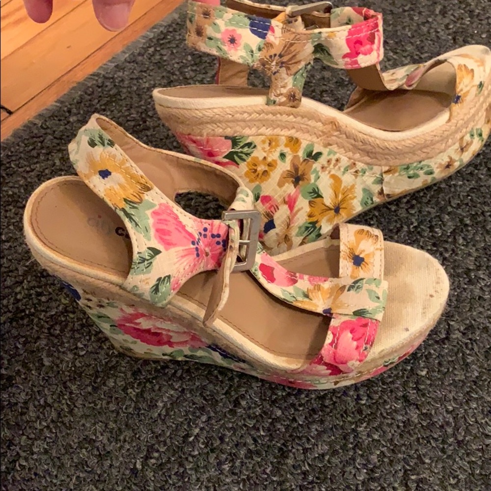 Tan flower wedges